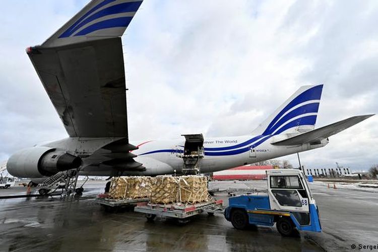 Pesawat Boeing 747-412 dari AS mendarat di bandara Kiev membawa suplai senjata, 9 Februari 2022.