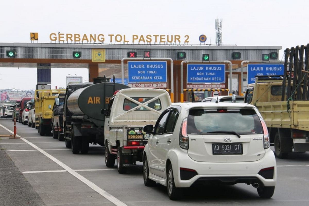 Gerbang Tol Pasteur 2, Bandung.