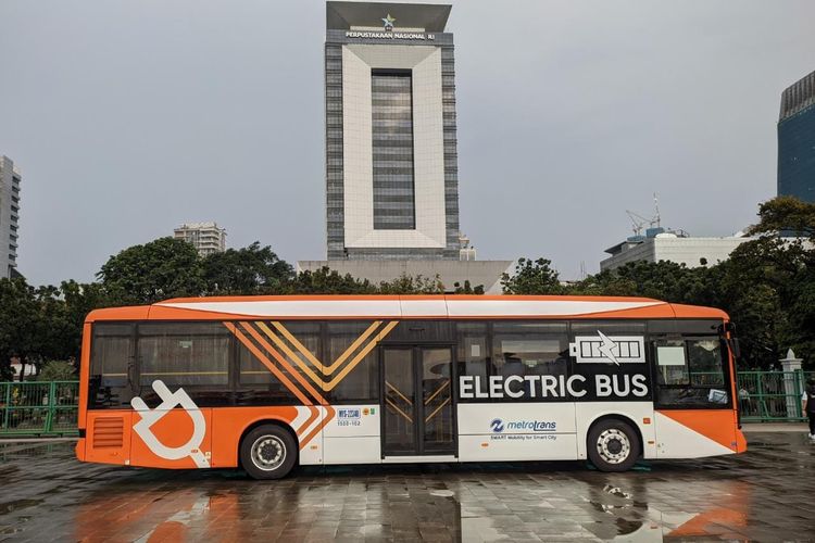Bus listrik Transjakarta mulai beroperasi untuk 4 rute non-BRT saat diresmikan di Plaza Selatan Monumen Nasional, Selasa (8/3/2022).
