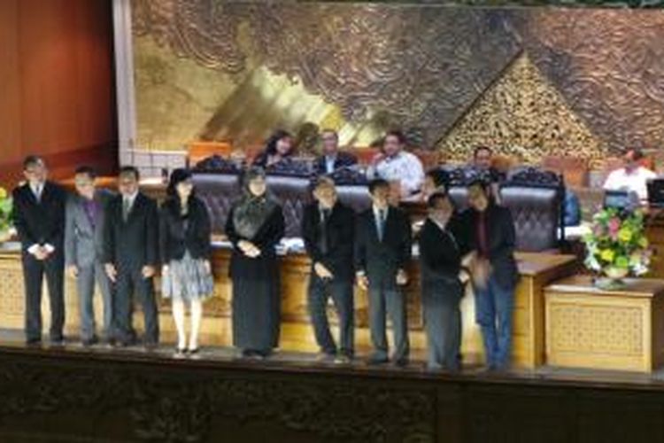 Tujuh Anggota Komisi Penyiaran Indonesia (KPI) terpilih saat berfoto bersama dalam sidang paripurna DPR terkait laporan Komisi I tentang anggota KPI terpilih di Gedung Parlemen, Jakarta, Kamis (11/7/2013).