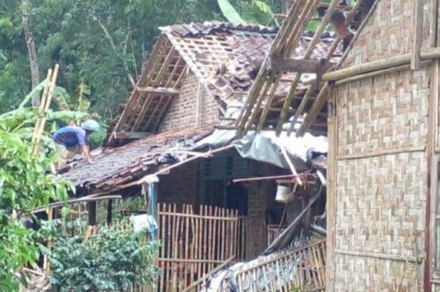 Sedang Bersantai, Rumah Sutris di Purworejo Diterjang Angin Puting Beliung