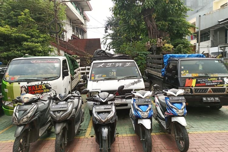 Barang bukti sepeda motor dan mobil yang dicuri oleh 12 pelaku yang tergabung dalam sindikat asal Lampung. Para pelaku ditangkap jajaran Polsek Tambora.