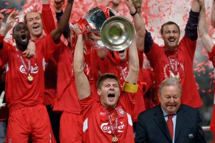 Ekspresi Steven Gerrard bersama para pemain Liverpool seusai memenangi trofi Liga Champions 2005. 