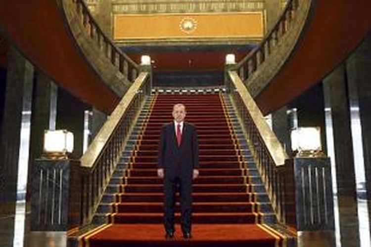 Presiden Turki Recep Tayyip Erdogan berpose di salah satu sudut istana barunya di Ankara. Istana ini memiliki 1.000 kamar dan tiga kali lebih besar dari Istana Versailles, Perancis.