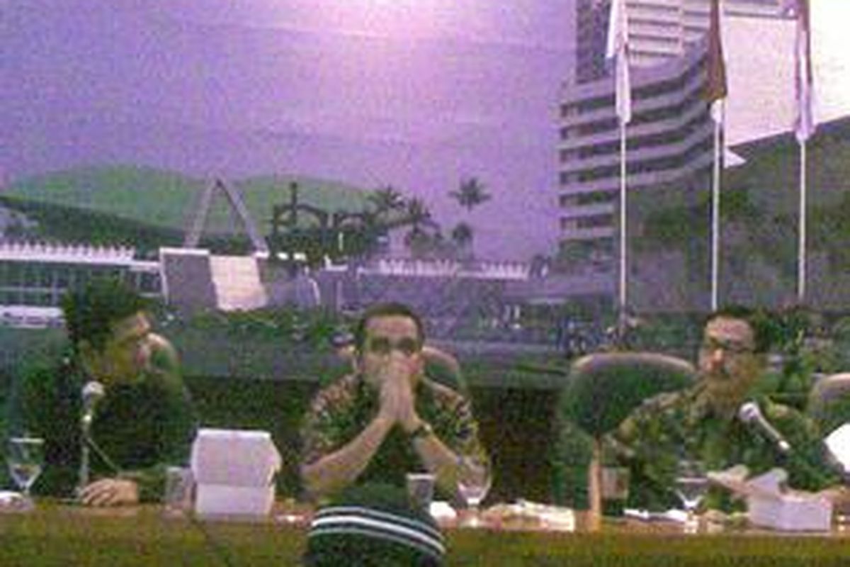 Caleg Partai DEmokrat, Zainal Maarif (kiri), Sekjen Partai Gerindra, Ahmad Muzani (tengah) dan Mantan Ketua Pansus RUU Pemilu, Ferry Mursyidan Baldan (kanan) pada diskusi mingguan di Gedung DPR, Jakarta, Jumat (31/7)