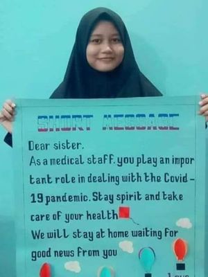 Siswa MTsN 3 Pekanbaru, Riau didampingi Safridah, Guru Bahasa Inggris, membuat pesan menyentuh untuk orang yang mereka sayangi di masa pandemi covid-19.