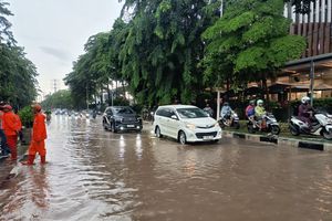 Hujan Sejak Pagi Picu Banjir di Pinang Ranti, Lalu Lintas Tersendat