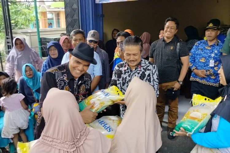 Pj Bupati Brebes Urip Sihabudin meninjau pelaksanaan gerakan pangan murah di BUMDes Bersama, Kecamatan Ketanggungan, Brebes, Jateng, Jumat (17/11/2023). 
