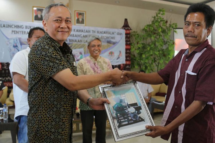 Direktur Jenderal Konservasi Sumber Daya Alam dan Ekosistem (KSDAE) Kementerian Lingkungan Hidup dan Kehutanan (LHK) Ir Wiratno, M.Sc (kiri) menyerahkan sebuah plakat kepada warga Sumba, Sabtu (19/8/2017). 