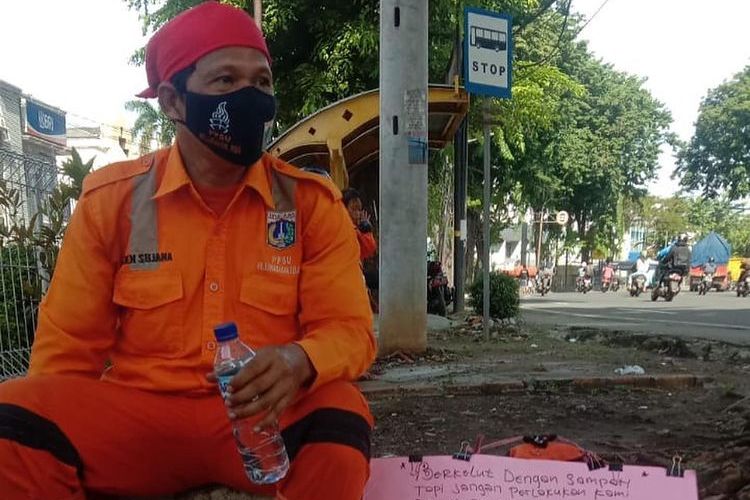 Jejen Sujana (43), eks anggota PPSU yang jalan kaki dari Cakung menuju Balai Kota DKI Jakarta.