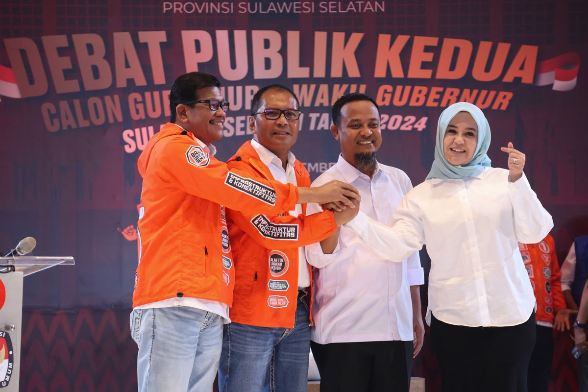 Pasangan calon Gubernur dan Wakil Gubernur Sulsel nomor urut satu Mohammad Ramdhan Pomanto (kedua kiri)-Azhar Arsyad (kiri) bersalaman dengan pasangan nomor urut dua Andi Sudirman Sulaiman (kedua kanan)-Fatmawati Rusdi (kanan) usai debat publik kedua Pilgub Sulsel 2024 di Hotel Claro Makassar, Sulawesi Selatan, Minggu (10/11/2024). Debat publik kedua Pilgub Sulsel tersebut mengangkat tema ekonomi, infrastruktur dan tata kelola sumber daya alam.
