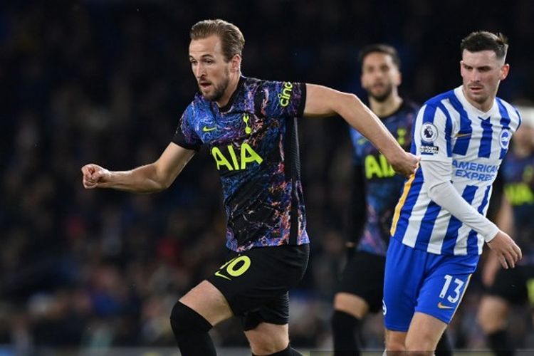 Striker Tottenham Hotspur Harry Kane menggiring bola selama pertandingan melawan Brighton & Hove Albion pada laga tunda pekan ke-16 Liga Inggris di Stadion Komunitas American Express di Brighton, pada 16 Maret 2022. 