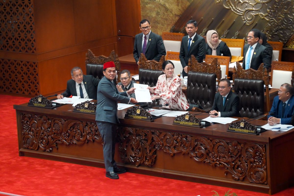 Ketua DPR RI Puan Maharani saat menerima dokumen laporan terkait RKUHAP menjadi Undang-Undang di Ruang Rapat Paripurna DPR RI, Selasa (18/11/2025). 