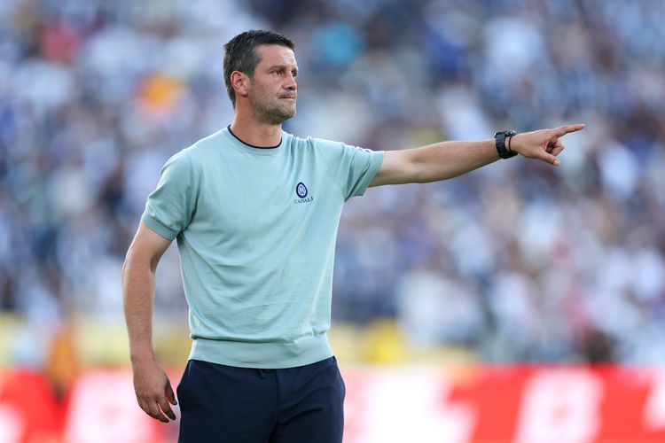 Pelatih Inter Milan, Cristian Chivu, memberikan instruksi kepada tim pada laga Grup E Piala Dunia Antarklub FIFA 2025 antara CF Monterrey dan FC Inter Milan di Stadion Rose Bowl pada 17 Juni 2025 di Pasadena, California.