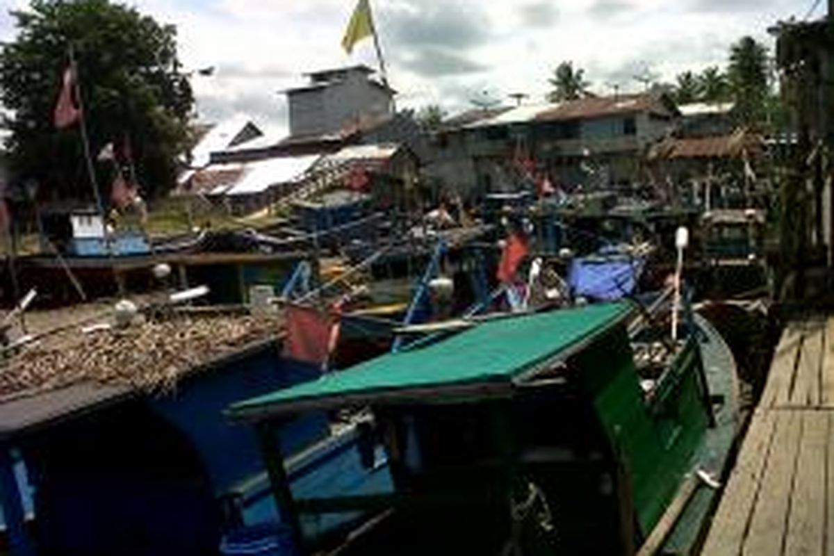 Kapal nelayan tertambat di Paloh, Sambas, Kalimantan Barat, Minggu (20/10/2013).