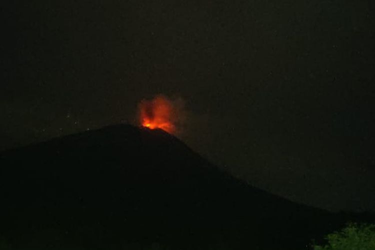 Foto: Gunung Ile Lewotolok di Kabupaten Lembata, Nusa Tenggara Timur (NTT) meletus disertai lontaran lava pijar, Minggu (16/4/2023)