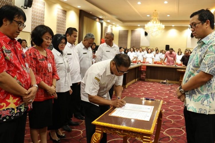 Wakil Gubernur Sulawesi Utara Steven Kandouw sedang menyaksikan para pejabat fungsional di Pemprov Sulawesi Utara menandatangani sumpahnya sebagai ASN di Kantor Gubernur Sulut, Kamis (7/2/2019).