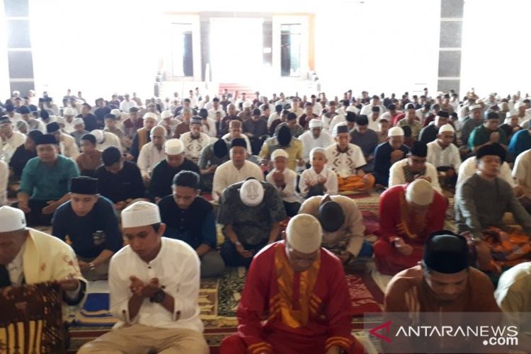 Jamaah Shalat Ied di Masjid Agung Darussalam Palu sebagian merupakan pengungsi yang tinggal di tenda-tenda pengungsian di halaman masjid tersebut tampak khusyuk memanjatkan doa yang dipimpin oleh khatib, Rabu (5/6/2019). 