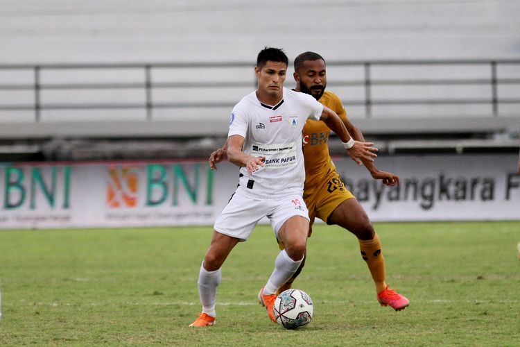 Pemain asing Persipura Jayapura Ramiro Fergonzi ditempel ketat pemain Bhayangkara FC Arthur Bonai saat pertandingan pekan 31 Liga 1 2021-2022 yang berakhir dengan skor 1-2 di Stadion Kapten I Wayan Dipta Gianyar, Rabu (16/3/2022) sore.