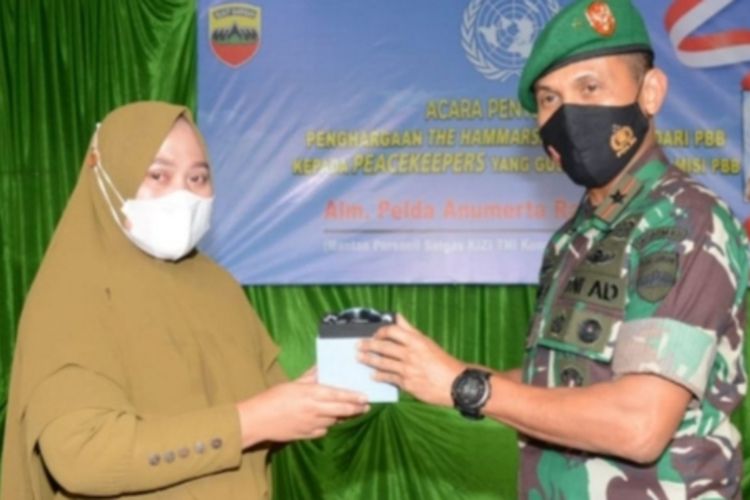 Danrem 031/Wira Bima, Brigjen TNI Syech Ismed menyerahkan penghargaan dari PBB kepada istri almarhum Rama Wahyudi, Rabu (12/1/2022).