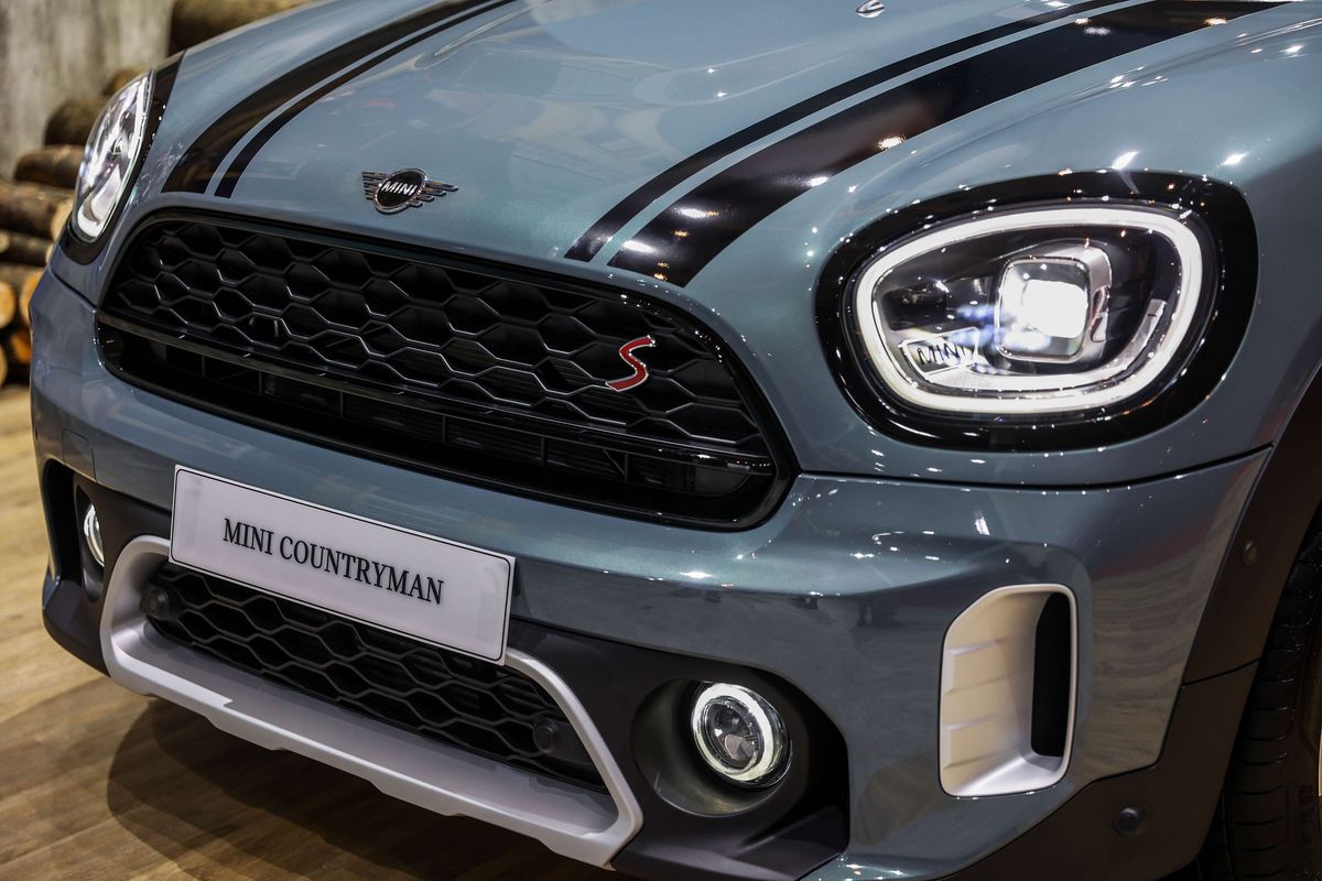 Mobil new MINI Countryman saat diluncurkan pada IIMS Hybrid 2021 di JIExpo, Jakarta, Kamis (22/4/2021). The new MINI Countryman yang proses perakitannya di dalam negeri ini diluncurkan dalam varian Cooper dengan harga Rp629.000.000 (off the road) dan Cooper S seharga Rp799.000.000 (off the road).