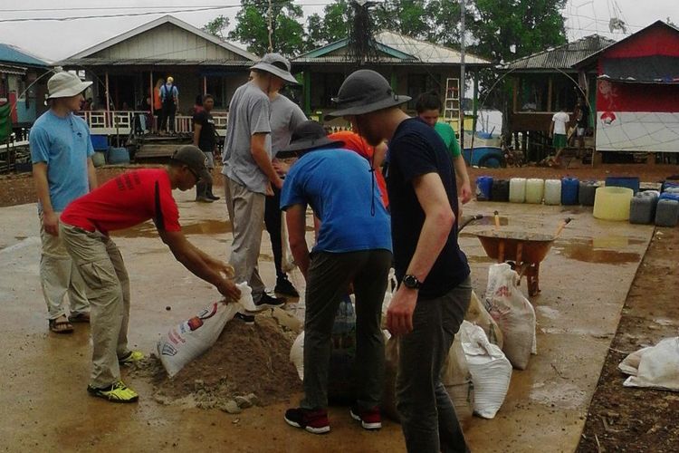 37 turis asal Amerika dan 14 juru bahasa melakukan gotong royong bersama warga Pulau Lengkang, Kecamatan Belakangpadang, Batam, Kepri untuk membuat lapangan sepak takraw, Rabu (4/7/2018).