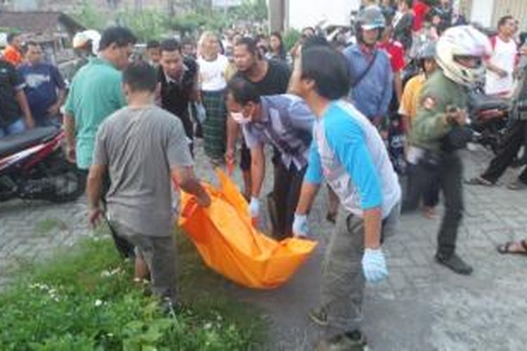Anggota Unit Identifikasi Polres Semarang bersama warga mengevakuasi   jasad Sugato (86) yang ditemukan mengambang di Sungai Kenangasari, Genuk, Ungaran,   Kabupaten Semarang, Kamis (7/1/2016) sore.
