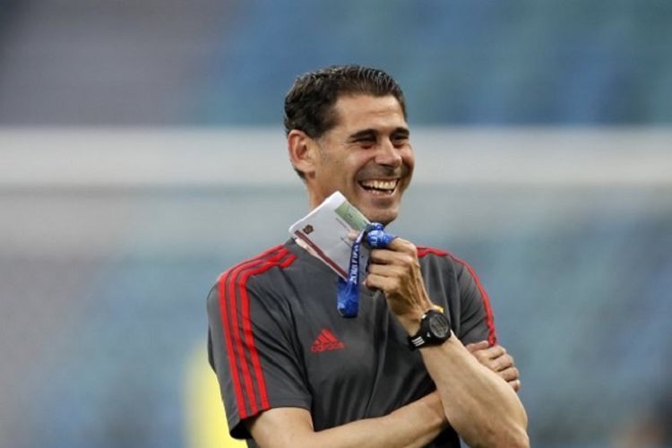 Pelatih timnas Spanyol, Fernando Hierro, tampak senang melihat para pemainnya berlatih di Sochi jelang laga melawan Portugal, 14 Juni 2018. 