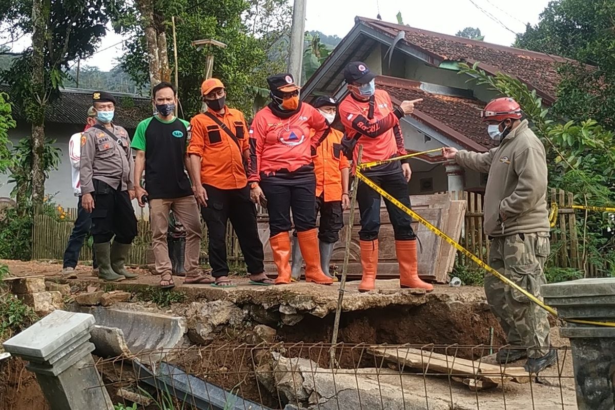 Personnel of the Sukabumi Disaster Mitigation Agency (BPBD) and volunteers visit the cracked land that has reportedly expanded in Ciherang, Nyalindung district in Sukabumi Regency, West Java on Saturday, February 2, 2021. 