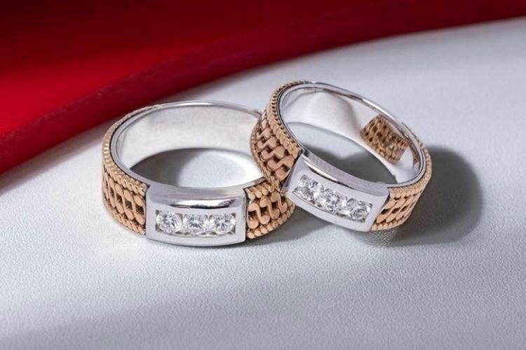 Cincin dari koleksi Solitaire dan Solitaire Plus sering menjadi pilihan pasangan dalam momen istimewa, termasuk dalam perayaan Love & Bridal: Pernikahan Vito Sinaga. Perayaan ini menjadi perhelatan yang memadukan kemegahan tradisi dan sentuhan modernitas.
