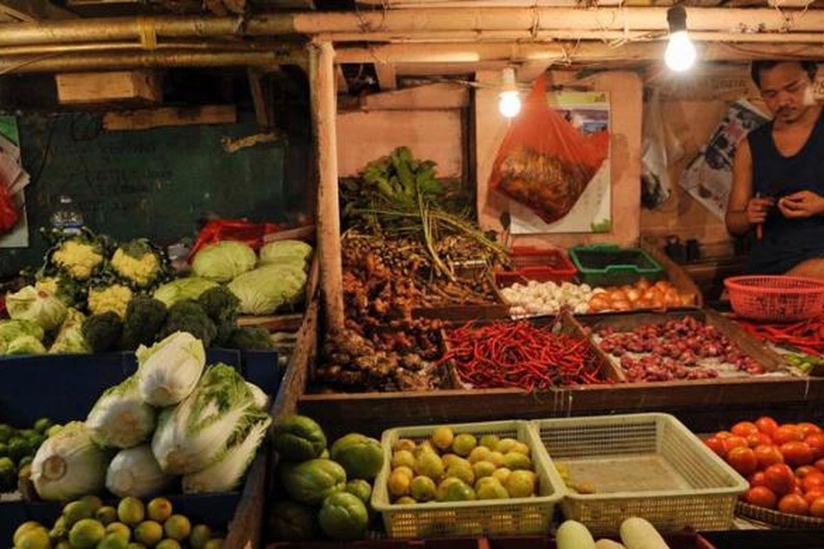 Pedagang sayur mayur di Pasar Senen, Jakarta, beberapa waktu lalu. Bank Indonesia memperkirakan inflasi akhir tahun ini berada di level 9,8 persen.