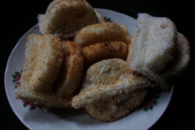 Kue rangin buatan Bejo warga Desa Bedagung Kabupaten Magetan. Bejo merupakan salah satu pengrajin kue rangin yang  masih menjaga eksistensi kue tradisional yang semakin langka.