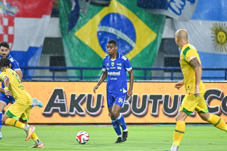Uilliam Barros striker Persib Bandung asal Brasil terus mencetak gol meski kritik datang kepadanya. 