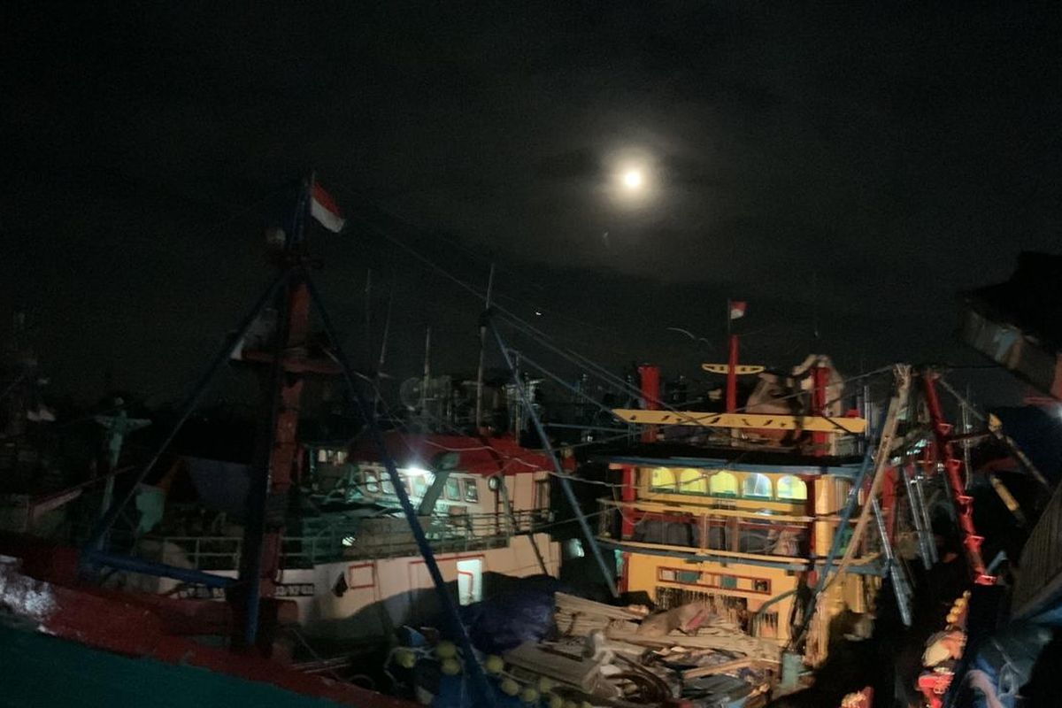 Cahaya bulan purnama menyinari Pelabuhan Muara Baru, Penjaringan, Jakarta Utara, Kamis (25/1/2024). 