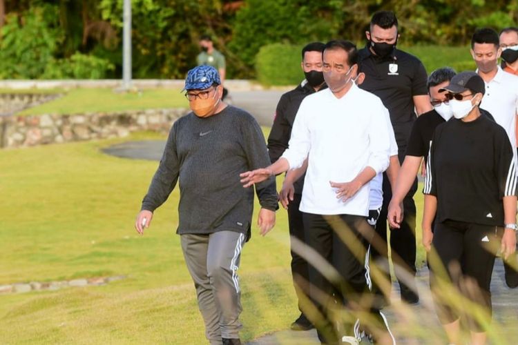 Presiden Joko Widodo saat olahraga pagi jalan kaki bersama sejumlah menteri mengelilingi area The Sanchaya Resort Bintan, Kabupaten Bintan, Kepulauan Riau, Selasa (25/1/2022). 