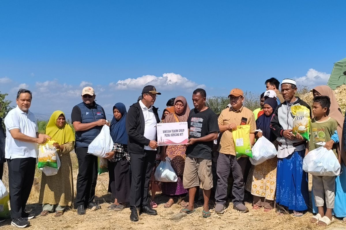 Direktur Network Telkom Nanang Hendarno menyerahkan bantuan kemanusiaan kepada masyarakat terdampak gempa di Kabupaten Nagekeo, Nusa Tenggara Timur, Selasa (18/8/2026). Penyaluran bantuan menjadi bagian dari dukungan berkelanjutan TelkomGroup bagi masyarakat selama proses pemulihan pascabencana.