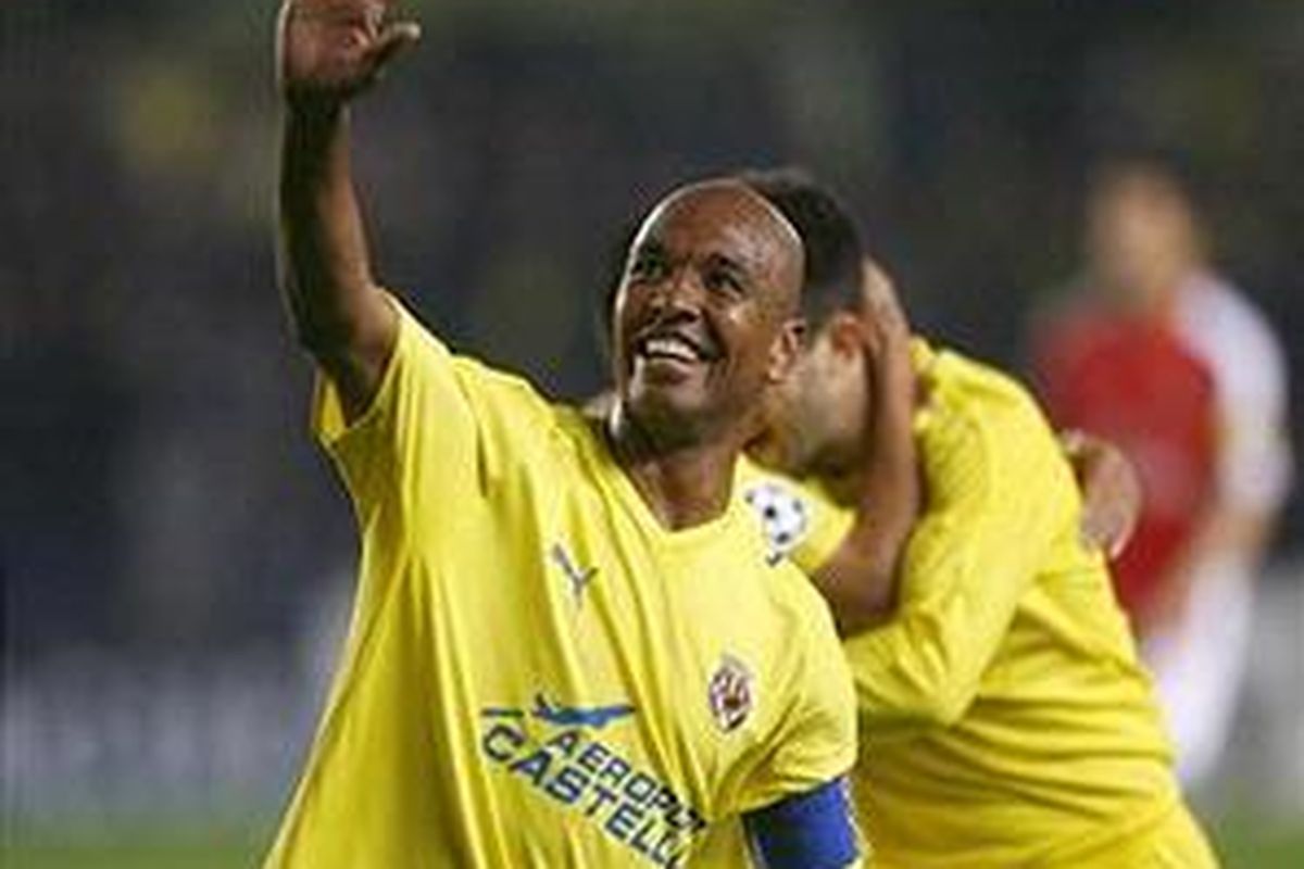 Kapten Villarreal, Marcos Senna, melambaikan tangan ke arah pendukungnya setelah menjebol gawang Arsenal di leg pertama perempat final Liga Champions.