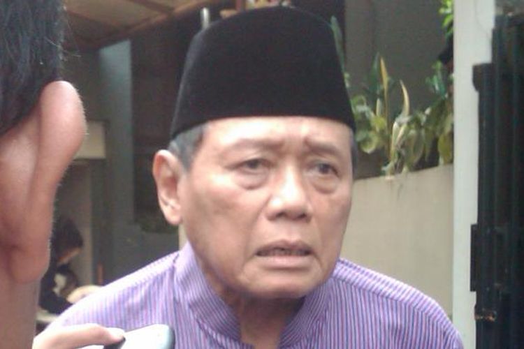 Mantan Menteri Penerangan, Harmoko yang hadir melayat ke rumah duka Tarmizi Taher, Selasa (12/2/2013)