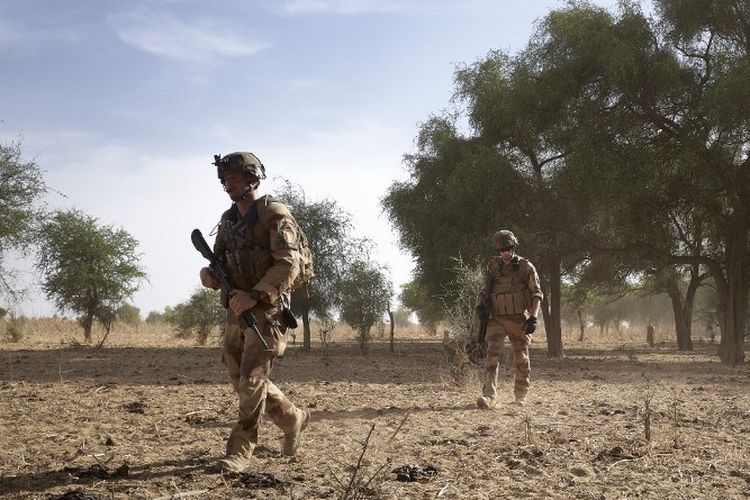 Sekelompok tentara Angkatan Darat Perancis berpatroli di hutan Tofa Gala selama operasi Bourgou IV di wilayah Sahel di Burkina Faso utara pada 9 November 2019. 