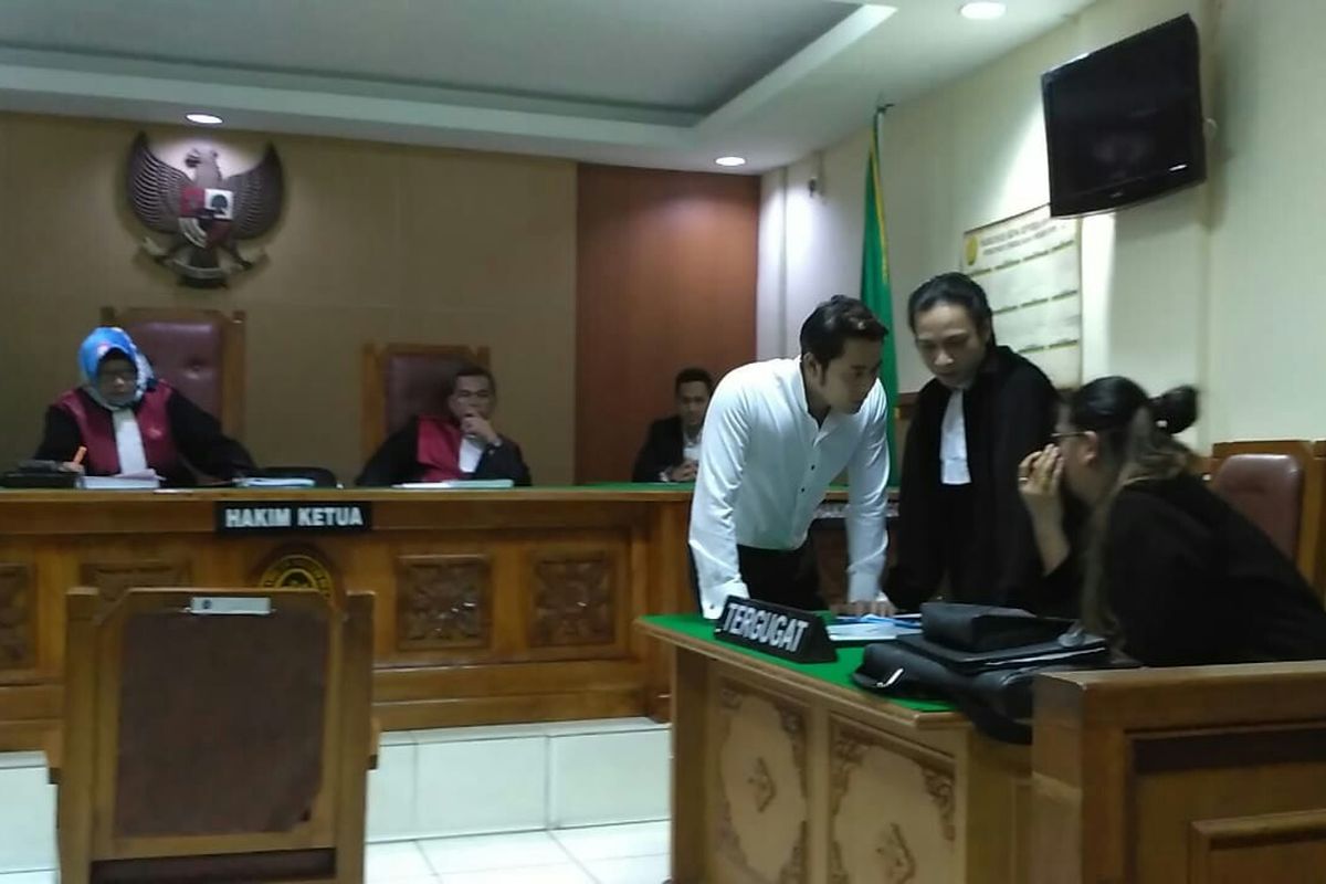 Artis peran Kriss Hatta menjalani sidang perdana dugaan kasus pemalsuan dokumen pernikahan di Pengadilan Negeri Bekasi, Jawa Barat, Rabu (24/4/2019).