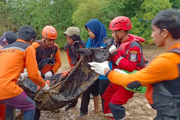 Pencarian hari ke 4, tim SAR Gabungan kembali menemukan korban longsor di Desa Rompegading, Kecamatan Cenrana, Jalan Poros Camba Kabupaten Maros-Bone dalam keadaan meninggal dunia, Jumat (30/12/2022).