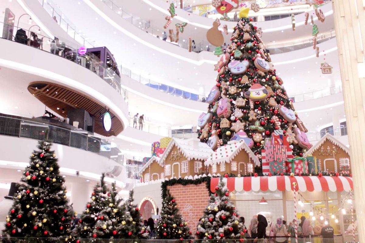 Dekorasi menjelang perayaan Natal di mal Senayan City, Jakarta,Jumat(13/12/2019). Menjelang perayaan Hari Natal, sejumlah pusat perbelanjaan menghias interior dengan dekorasi natal.