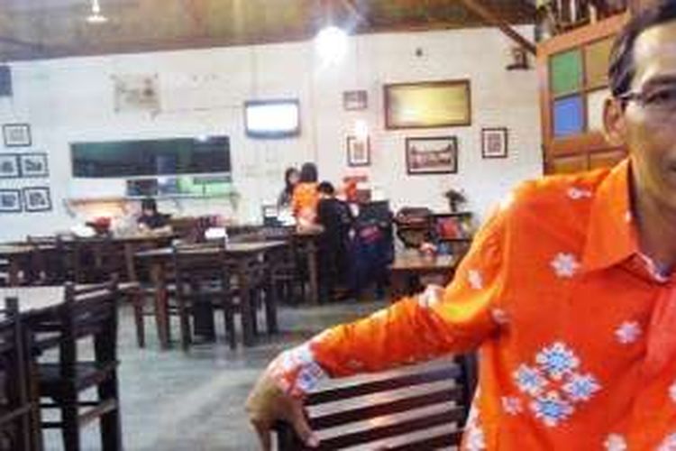 Darma Saputra, Manager New Penang Corner Cafe and Restaurant, Jalan Dr Mansyur, Medan, Sumatera Utara. 