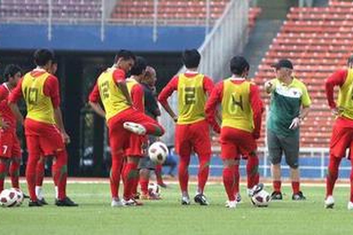 Pelatih tim nasional sepak bola Indonesia asal Belanda, Wim Rijsbergen, memberikan pengarahan saat berlatih di Stadion Utama Gelora Bung Karno, Senayan, Jakarta, Selasa (19/7). Timnas akan jamu Turkmenistan pada leg kedua pra-Piala Dunia 2014, 28 Juli.