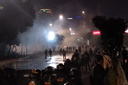 Sambil Orasi, Mahasiswa Duduk Bareng dengan Polisi di Depan Gedung DPR