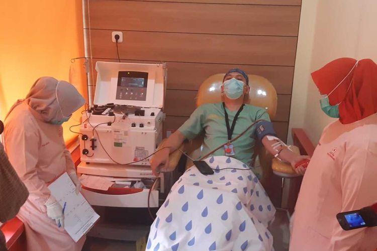 Awang Dody Ibnu Irwanda (34) penyintas Covid-19 saat mendonorkan plasma darah konvalensen di Unit Transfusi Darah Palang Merah Indonesia (PMI) kota Palembang, Selasa (19/1/2021).
