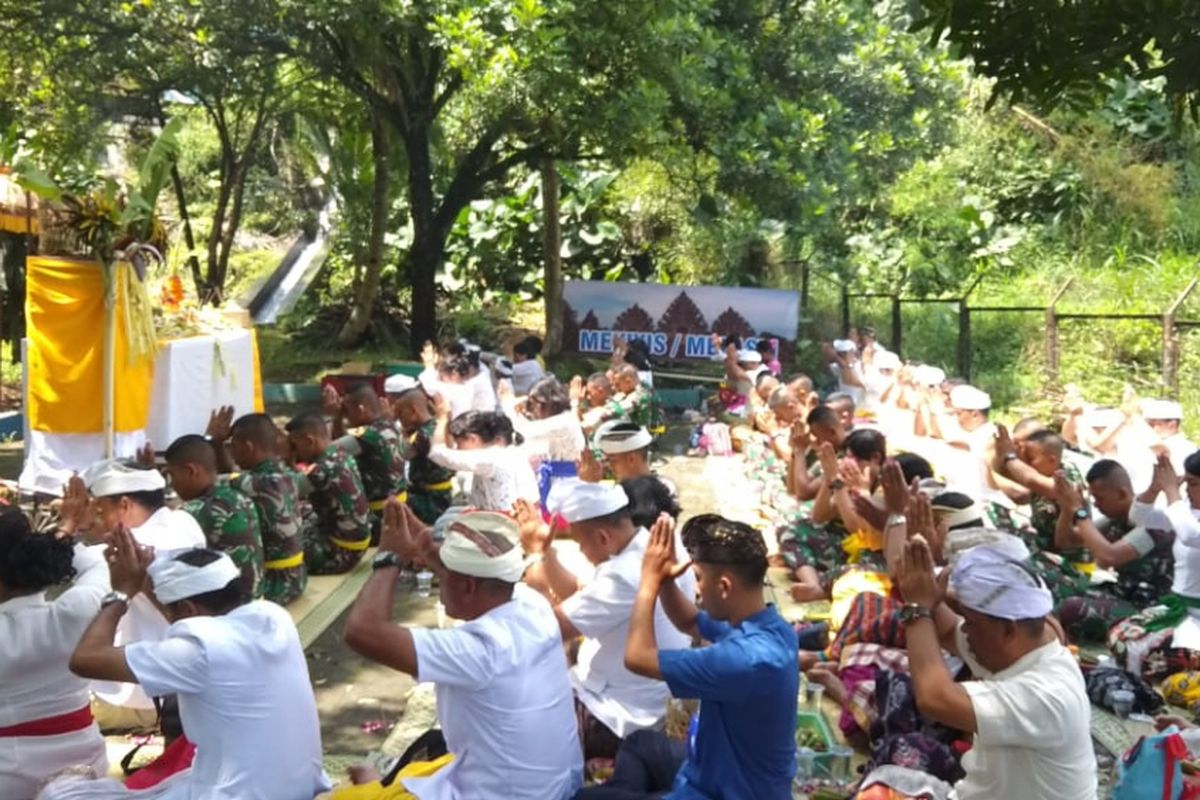 Umat Hindu mengikuti upacara melasti di Desa Lebak, Kecamatan Grabag, Kabupaten Magelang, dengan hikmat. Melasti digelar menjelang Hari Raya Nyepi Tahun Baru Caka 1941/2019 itu, Selasa (5/3/2019).
