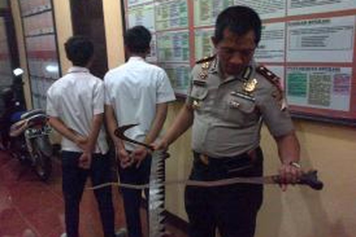 Kepala Polsek Metro Cilandak Komisaris Sungkono menunjukkan barang bukti senjata yang digunakan untuk tawuran antarpelajar SMP di Jalan Bango, Cilandak, Jakarta Selatan, Selasa (18/2/2014) sore.