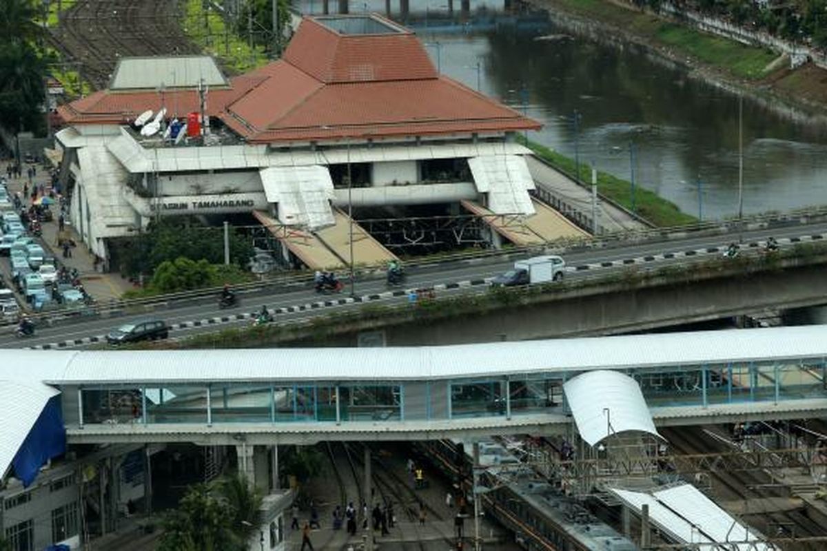 
Suasana jembatan penyeberangan orang (JPO) di Stasiun Tanah Abang, Jakarta Pusat, Senin (9/1/2017). JPO tersebut guna mempermudah akses pejalan kaki dari stasiun dan dibutuhkan untuk mengurai kemacetan yang selalu terjadi di pintu keluar Stasiun Tanah Abang.