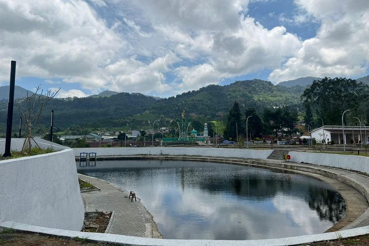 Kolam retensi di Rest Area Gunung Mas Puncak.